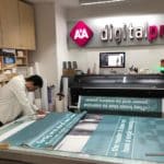 Mitarbeiter beschäftigt mit Bannerdruck in Druckerei in Düsseldorf